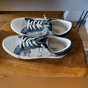 Worn once. Sz9 tennis shoe